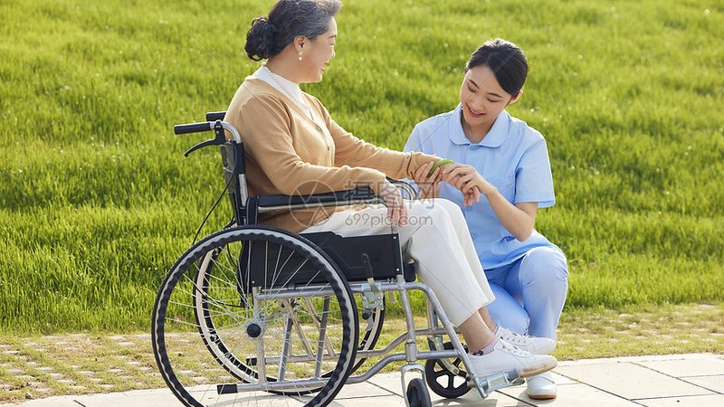 社区养老服务中心加盟：揭秘加盟报价背后的考量因素**