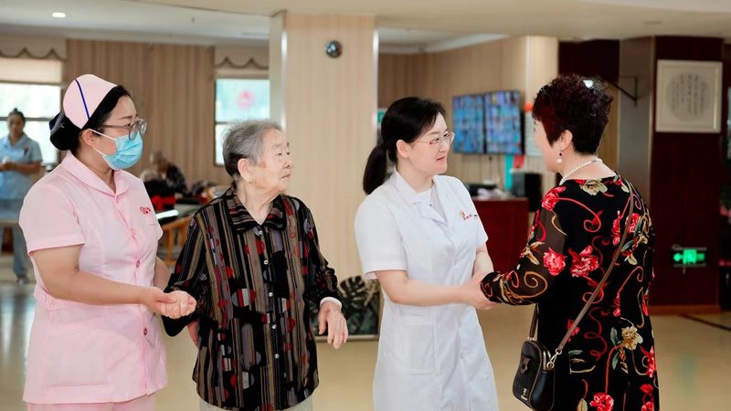 失能老人护理，如何选择合适的护工与价格？**