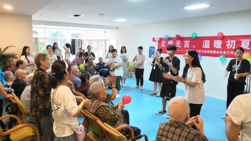 养老护理员床上洗头操作要点，保障失能老人舒适与安全**